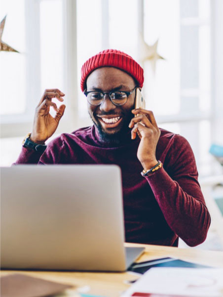 Un homme utilisant un ordinateur